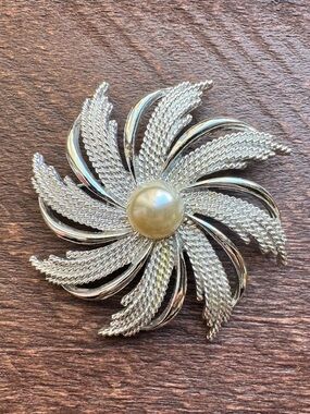 Sarah Coventry Vintage 60s Silver-tone Pinwheel Brooch
